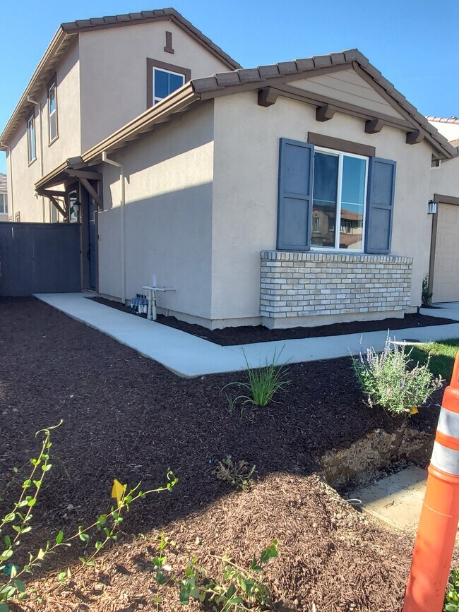 5937 Rosalee St in Sacramento, CA - Foto de edificio - Building Photo