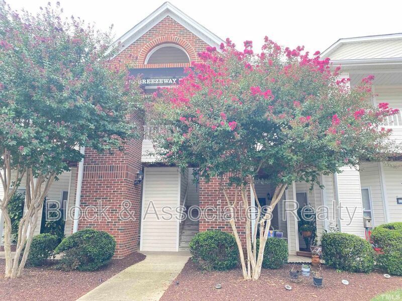 2110 Breezeway Dr in Raleigh, NC - Building Photo