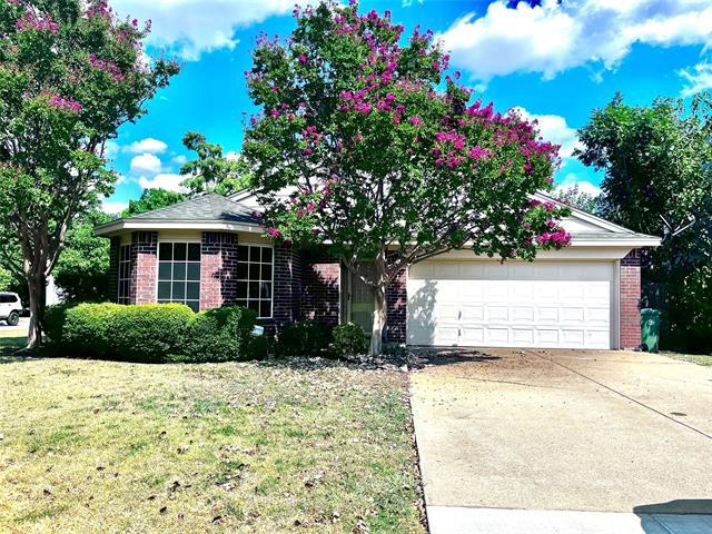 2201 Woodland Oaks Dr in Arlington, TX - Building Photo