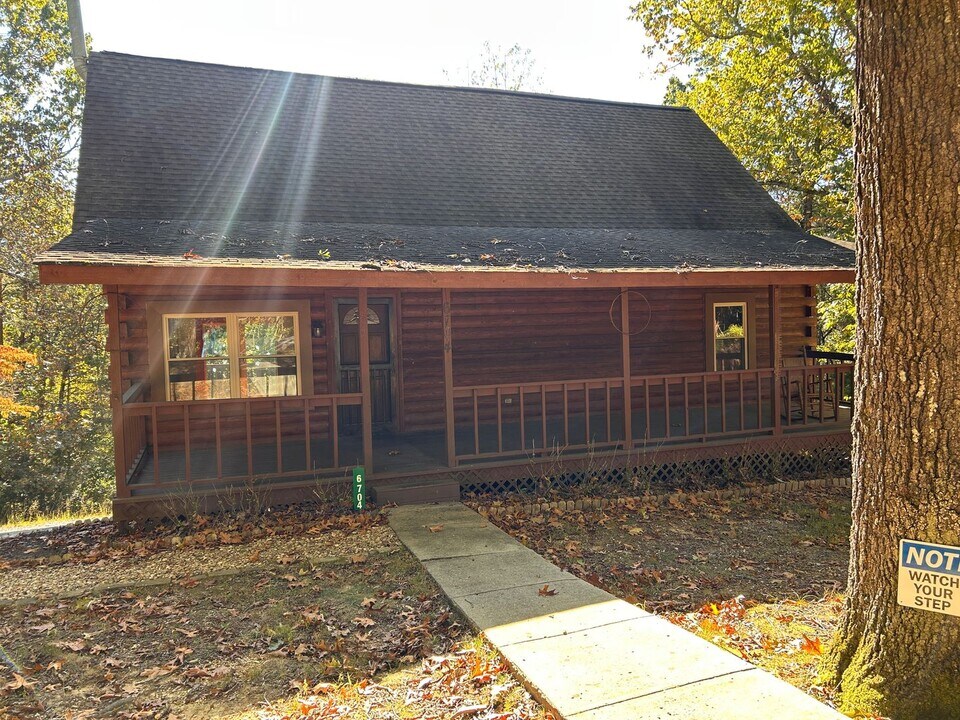 6704 Country Oaks Ln in Hixson, TN - Building Photo