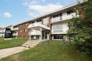 9750-9782 82 Ave NW in Edmonton, AB - Building Photo