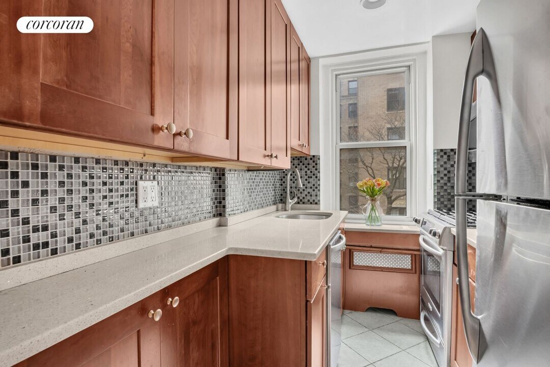 250 Cabrini Blvd in New York, NY - Building Photo