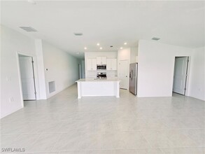 17700 Paradiso Wy in North Fort Myers, FL - Foto de edificio - Building Photo