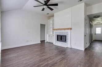 5922 Royalcrest Dr in Arlington, TX - Building Photo - Building Photo