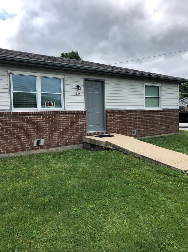 1227 E Third St Apartments and Nearby Greenfield Apartments For Rent