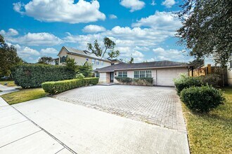 4525 Maple St in Bellaire, TX - Building Photo - Building Photo
