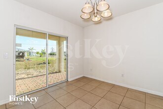 1627 SW 25th Ln in Cape Coral, FL - Foto de edificio - Building Photo