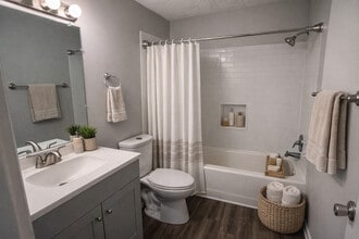 London House in Canton, OH - Foto de edificio - Building Photo