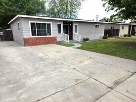 15328 Magnolia Rd in Porterville, CA - Building Photo