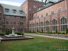 207 Chateau Rive, Unit 207 in Peekskill, NY - Building Photo