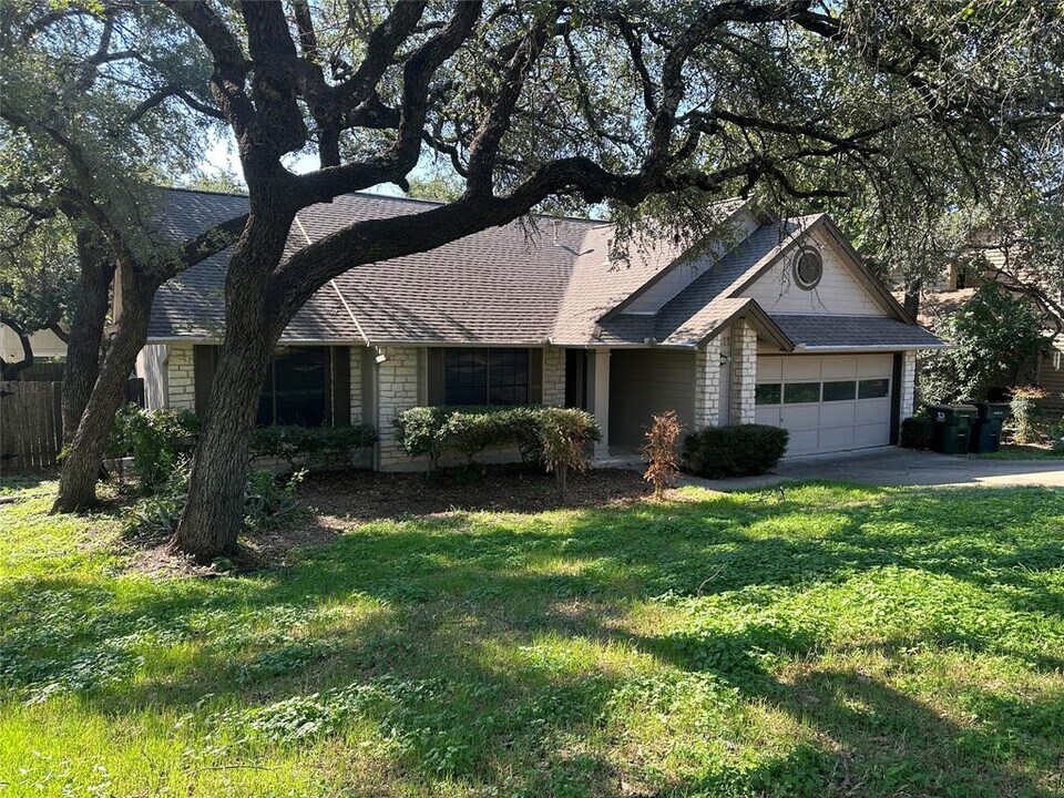 6811 Luckenbach Ln in Austin, TX - Foto de edificio