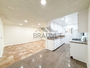 221 ELM in Burbank, CA - Building Photo - Building Photo