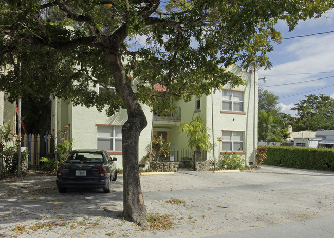 1075 NE 127th St in Miami, FL - Foto de edificio - Building Photo