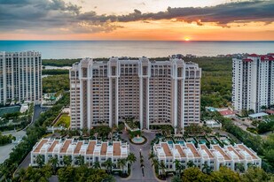 7117 Pelican Bay Blvd in Naples, FL - Building Photo