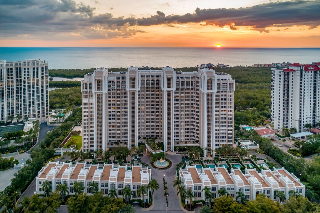 7117 Pelican Bay Blvd in Naples, FL - Building Photo