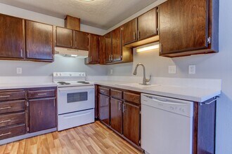 French Chateau Apartments in Beaverton, OR - Building Photo - Building Photo