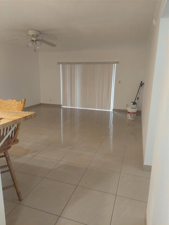 218 NE 12th Ave, Unit 508 in Hallandale Beach, FL - Building Photo - Building Photo