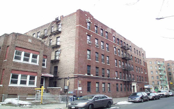 118-122 Featherbed Ln in Bronx, NY - Foto de edificio - Building Photo