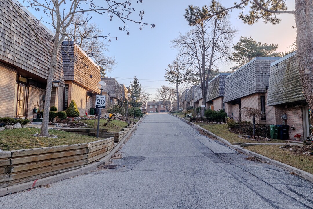 Redstone Path in Toronto, ON - Building Photo