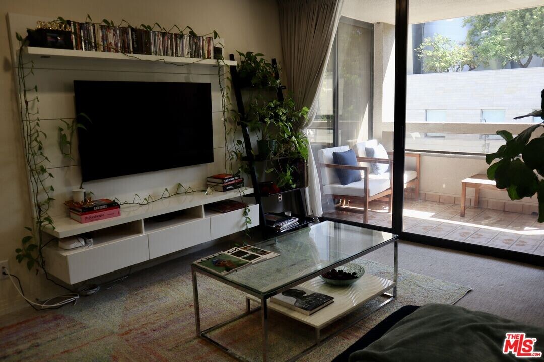 121 S Hope St in Los Angeles, CA - Building Photo