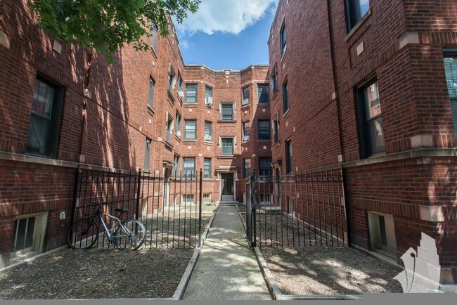property at 4725 N Leavitt St