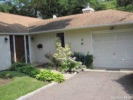 26 Ridge Dr E in Roslyn, NY - Building Photo - Building Photo