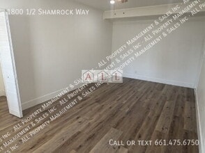 1800 Shamrock Wy in Bakersfield, CA - Building Photo - Building Photo