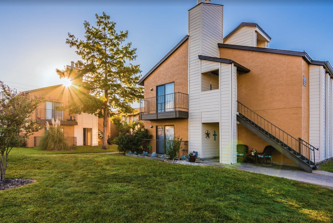 Amber Creek Apartments in Garland, TX - Foto de edificio