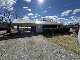 7992 Reynolda Rd in Tobaccoville, NC - Building Photo