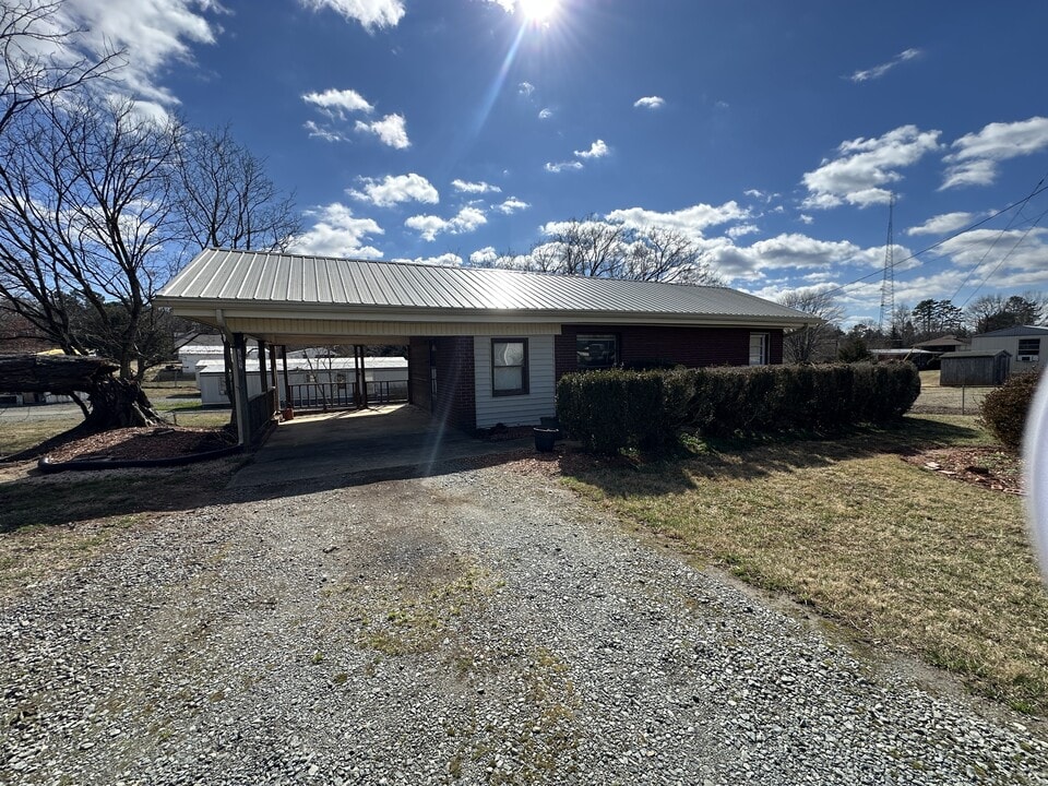 7992 Reynolda Rd in Tobaccoville, NC - Building Photo