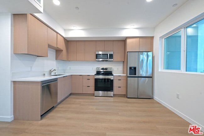 14606 Sylvan St in Los Angeles, CA - Building Photo - Building Photo