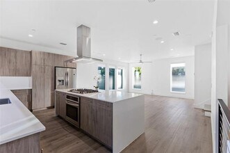 4726 Manett St in Dallas, TX - Foto de edificio - Building Photo