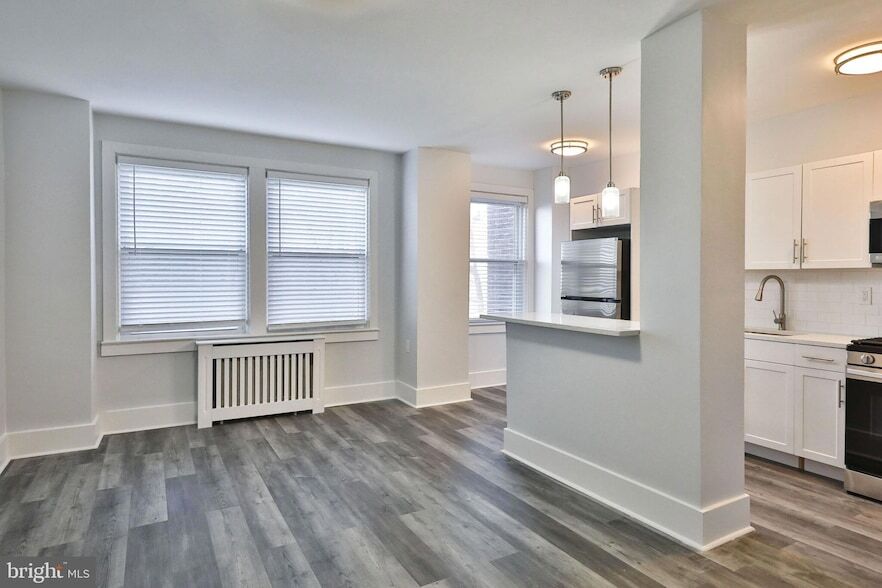 4247 Locust St, Unit 1B-900 in Philadelphia, PA - Building Photo