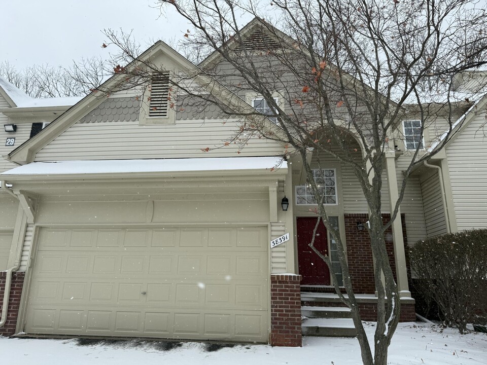 38391 Churchill Ln in Farmington Hills, MI - Building Photo