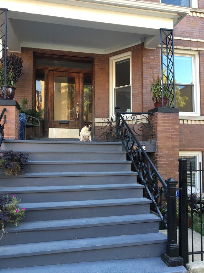 2243 W Augusta Blvd in Chicago, IL - Foto de edificio - Building Photo