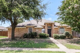 1033 Weaver St in Cedar Hill, TX - Building Photo