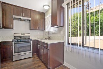 1661 N Bronson Ave in Los Angeles, CA - Building Photo - Building Photo