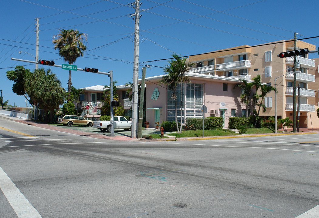 Edgewater Manor Apartments in Miami Beach, FL - Building Photo