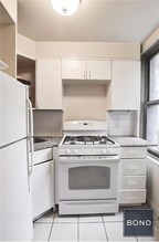 301 E 38th St-Unit -4L in New York, NY - Building Photo - Building Photo