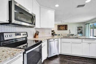 285 Bridgeton Way in Weston, FL - Building Photo - Building Photo