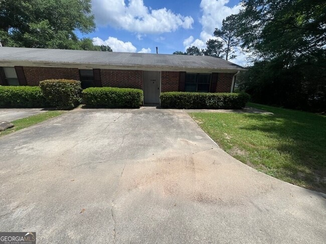 1045 Eastview Rd NE in Conyers, GA - Building Photo - Building Photo