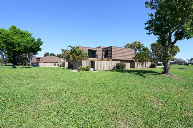 319 3rd Ct in Palm Beach Gardens, FL - Building Photo - Building Photo