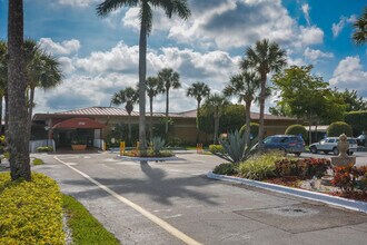 477 Lake Dora Dr in West Palm Beach, FL - Building Photo - Building Photo