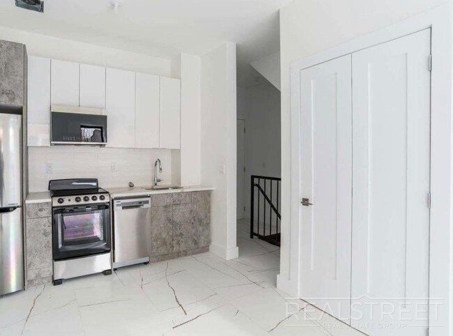 591 Lafayette Ave in Brooklyn, NY - Building Photo - Floor Plan