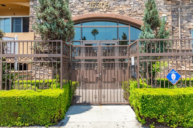 Andalucia Senior Apartments in Van Nuys, CA - Foto de edificio - Building Photo