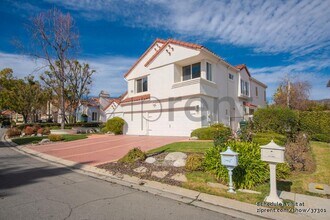 5683 Hazelcrest Cir in Westlake Village, CA - Foto de edificio - Building Photo