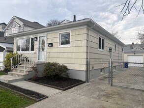 527 Willowbrook Rd in Staten Island, NY - Building Photo - Building Photo