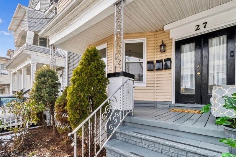 27 Frederick Terrace-Unit -1 in Irvington, NJ - Building Photo