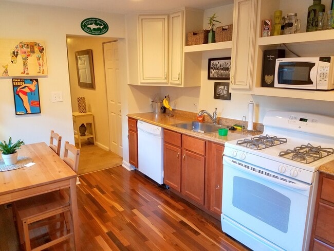 2526 Larkins Wy in Pittsburgh, PA - Building Photo - Building Photo