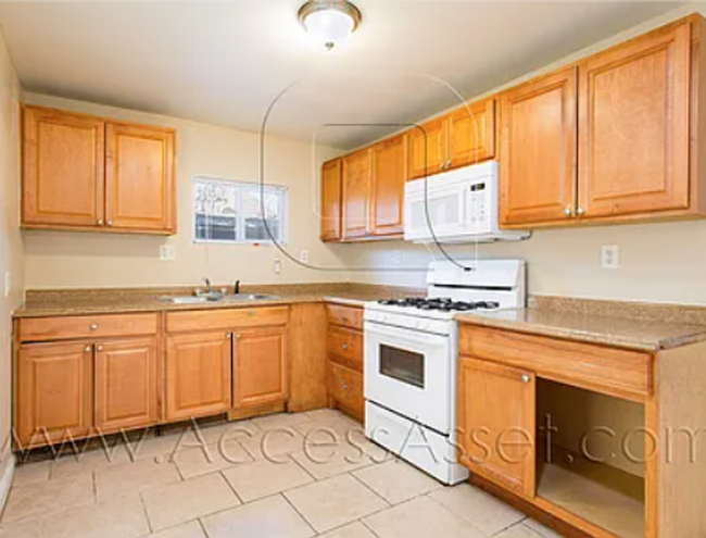 1033 Lawton St in Redlands, CA - Building Photo - Building Photo